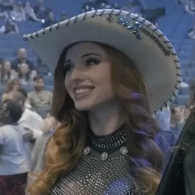 Amouranth, Related people