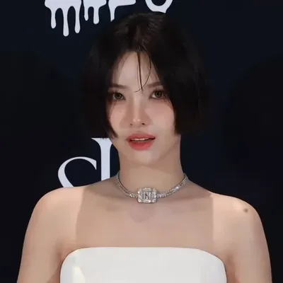 Soyeon, Related people