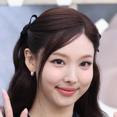 Nayeon, Related people