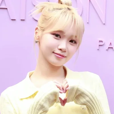 Kim Chaewon, Related people